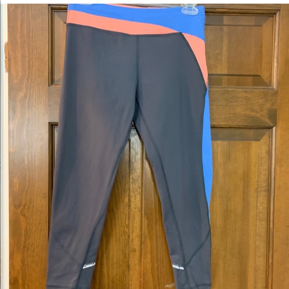 3 pairs of size 14 girls ivivva leggings. All in like new condition - Picture 7 of 10